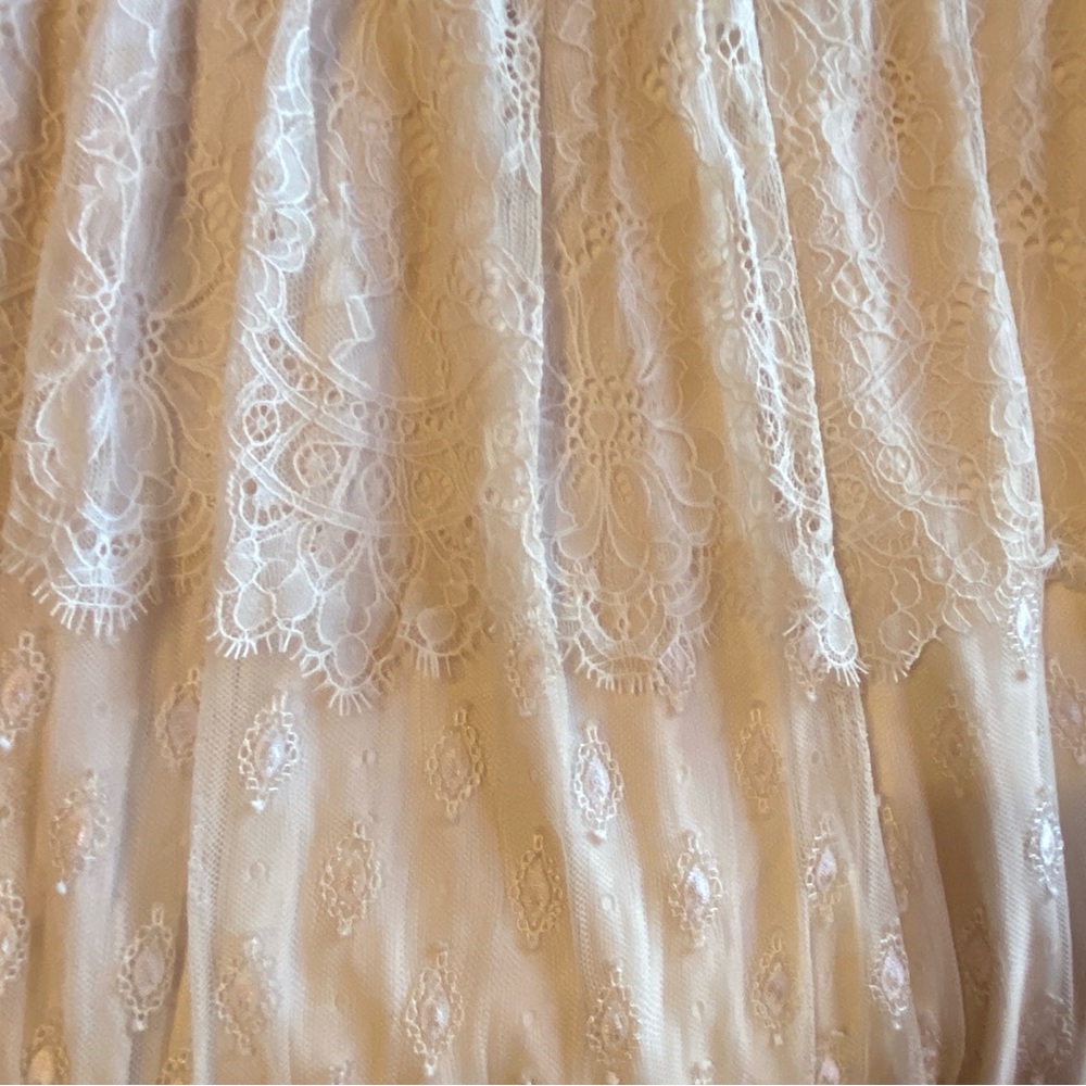Gorgeous lace midi skirt, size 14 with zipper and button and attached slip. - Picture 4 of 9